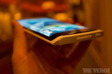 Samsung смартфон с гибким дисплеем